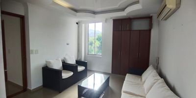 Apartamento en arriendo en la Vía El Pollo Dosquebradas cerca a rutas de transporte público y servicios complementarios de la zona. Cuenta con salacomedor, pisos en cerámica, dos habitaciones con closet, dos baños, cocina semiintegral en mesón de acero, estufa, calentador a gas, zona de ropas y patio. La unidad posee de un parqueadero, piscina, salón comunal, parques infantiles, placa polideportiva, circuito cerrado de tv, vigilancia y portería las 24 horas. Inmueble sujeto a verificación de disponibilidad.