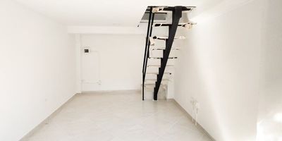 Local ubicado en la loma del indio para estrenar, en primer nivel tiene 15 mts y 12 mts en el segundo nivel, en total 27 mts, con red de gas, cuenta con 1 baño sencillo, piso en porcelanato, altura de 2.50 mts y buena iluminación, con lamparas circulares de luz led.