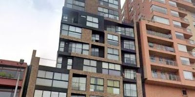 Local comercial en arriendo en Chapinero, Amplio local de dos niveles con un área total de 112,16 m² (63,39 m² en primer piso y 48,77 m² en mezanine). Cuenta con entrada principal sobre la Carrera 7 y acceso interno mediante escalera tipo caracol al segundo nivel. Dispone de dos baños, uno de ellos adaptado para personas con movilidad reducida, garaje cubierto y parqueaderos para visitantes. Ubicado a dos cuadras de la Universidad Javeriana y del Hospital Militar, en una zona de alto flujo peatonal y vehicular, ideal para negocios como agencias de viajes, farmacias, misceláneas o servicios profesionales. El inmueble no cuenta con instalación de gas natural. no Bares