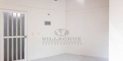 Te ofrecemos un apartamento ideal en el tradicional sector de La América. Este acogedor espacio de aproximadamente 50 mts² cuenta con sala comedor, dos cómodas alcobas equipadas con sus respectivos dos clósets, una moderna cocina integral y un baño cabinado para tu comodidad. Además, incluye una práctica zona de ropas y todo el piso es en cerámica, facilitando su mantenimiento y brindándote un ambiente fresco.