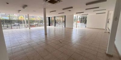 Excelente oficina ubicada en el sector de Itagüí de 379 m2 de espacio, a pocos metros de la estación del metro , diseñada con acabados de alta calidad. Esta propiedad se encuentra en una zona comercial de alta afluencia, lo que la convierte en una opción ideal para hacer crecer tu emprendimiento, proyecto o marca. Con amplios espacios, buena altura y excelente iluminación natural, esta oficina ofrece un ambiente de trabajo cómodo y productivo. Su ubicación estratégica te conecta fácilmente con lo mejor de la ciudad iglesias, bancos, restaurantes, supermercados y mucho más a solo unos pasos. No dejes pasar esta oportunidad de llevar tu negocio al siguiente nivel. Agenda tu visita hoy mismo al 323 814 3160