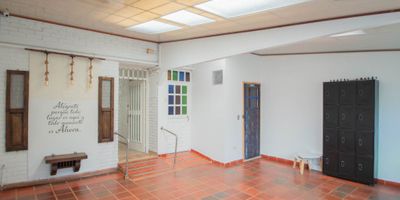 Casa ubicada en el barrio modelo con muy buenas vías de acceso como lo son la avenida la esmeralda y la calle 68, esta zona es residencial perfecta para vivir sin ruidos molestos de las zonas comerciales, cerca a la casa puedes encontrar el supermercado olimpica, carnicerías, algunas tiendas de ropa y cafeterías, esta casa cuenta con circuito cerrado de cámaras y servicio de telesentinel.