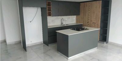 Esta hermosa casa de 180m2 ubicada en una de las zonas más privilegiadas de la ciudad, cuenta con 70m2 de terreno, ideal para quienes buscan comodidad y tranquilidad en un solo lugar. Con una ubicación estratégica y un entorno envidiable, esta propiedad ofrece todas las características necesarias para una vida plena y llena de comodidades.

El diseño interior de esta casa ha sido cuidadosamente pensado y dispuesto para brindar un ambiente acogedor y funcional. Con una distribución perfecta, cuenta con 3 amplias alcobas, cada una con su propio baño para mayor privacidad, además de un baño auxiliar para visitas. La cocina integral con barra estilo americano es perfecta para compartir momentos en familia, equipada con modernos electrodomésticos y acabados de alta calidad.

La casa también cuenta con detalles que marcan la diferencia, como doble ventana para un mejor aislamiento acústico y térmico, suelos de cerámica y mármol que aportan un toque de elegancia, y calentador para mayor comodidad en invierno.

Desde el balcón podrás disfrutar de una maravillosa vista panorámica que te dará la sensación de estar en un verdadero oasis dentro de la ciudad. Y en las áreas externas, podrás aprovechar al máximo el acceso pavimentado, el garaje para 2 vehículos y la cercanía a colegios y universidades, haciendo que esta propiedad sea perfecta para familias con hijos en edad escolar o personas que buscan estar cerca de todo.

Con ubicación en una zona residencial tranquila y con fácil acceso al transporte público, esta propiedad se destaca como una de las mejores opciones en el mercado inmobiliario actual en Colombia. ¡No pierdas la oportunidad de adquirir esta casa y hacer de ella tu nuevo hogar! Contáctanos para más información y agenda tu visita hoy mismo.