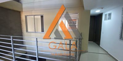 Imagina estrenar un hogar moderno, diseñado para quienes valoran los detalles. Este apartamento combina acabados de lujo con una distribución funcional que aprovecha cada metro cuadrado. Desde la cocina enchapada con barra de mármol hasta los clósets de piso a techo en ambas habitaciones, todo está pensado para ofrecer confort y estilo desde el primer día.Lo que hace diferente este apartamento
Una cocina lista para inspirar: completa, con gabinetes superiores e inferiores, extractor, red de gas y zona independiente para lavadora y lavadero.Habitaciones con gran capacidad de almacenamiento gracias a clósets de diseño en altura.Baño enchapado con terminados de lujo que elevan el estándar de comodidad.Un edificio con ascensor que facilita tu día a día.
Ubicación estratégica
 El Edificio Santa Ana se encuentra en el sector La Locería, municipio de Caldas, una zona residencial tranquila y bien conectada. A pocos pasos encontrarás parques, supermercados, tiendas de barrio y restaurantes, ade