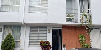 ¡Tu nuevo hogar te espera! ¿Buscas comodidad, amplitud y una excelente ubicación? Descubre esta hermosa casa dúplex en conjunto cerrado en el sector de Campestre B, ideal para vivir tranquilo y cerca de todo. Características: Sala y comedor amplios. Zona de ropas amplia y cubierta, habitaciones cómodas, Balcón pequeño para disfrutar del aire libre. Ubicada cerca de la vía principal, con fácil acceso a tiendas, comercios y minimercados. Contáctanos hoy mismo y agenda tu visita!
