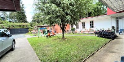 Casa campestre en venta en el corregimiento de Tribunas via vereda Monte Largo Pereira

Caracteristicas principales

Area del lote 3171 m2

Area construida 350 m2

5 alcobas

5 banos

Parqueadero para 10 carros

Valor de venta 1300000000 negociables