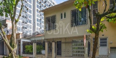 Casa de 2 niveles con proyección multipropósito en Cuarto de Legua.
Ubicada en el sur central de Cali, en el barrio Cuarto de Legua, esta propiedad combina una generosa área construida de 513 m² en un lote de 312 m² con un enfoque ideal para Oficina, Centro Médico, Hotel. 
En el primer nivel cuenta con amplios espacios que incluye sala comedor, baño social, cocina integral, zona de ropas, habitación de servicio con baño, garaje, dos patios de luz, estudio, sala de televisión y cuatro habitaciones, cada una con clóset y baño privado.
El segundo nivel ofrece cuatro unidades independientes: un apartaestudio de dos ambientes y tres apartamentos de dos habitaciones cada uno. En este nivel los muros no son estructurales por lo que sus espacios se pueden modificar según sus necesidades.
Con una distribución estratégica y diez baños en total, esta propiedad representa una excelente oportunidad para quienes buscan invertir en un inmueble con potencial de generación de renta o para uso mixto.