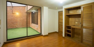 Descubre la elegancia y comodidad en este exclusivo apartamento de 4 habitaciones y 4 baños, con 160 metros cuadrados de espacio exquisitamente diseñado. Con una ubicación privilegiada, este inmueble ofrece un estilo de vida único para aquellos que buscan lo mejor. Disfruta de la tranquilidad y privacidad que brinda este hogar, donde cada detalle ha sido cuidadosamente pensado para garantizar el máximo confort. Además, cuenta con 1 parqueadero para tu conveniencia. Vive la experiencia de residir en un lugar que combina lujo y funcionalidad en cada rincón. ¡Bienvenido a tu nuevo hogar!