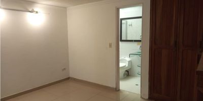 Hermoso apartaestudio de dos ambientes , cuenta con sala - comedor con mueble, cocina semiintegral, alcoba con closet, baño, ubicado en sector tranquilo, cerca de centro comercial, supermercados, colegios y universidades fácil acceso y transporte público.
