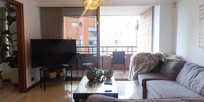 Apartamento en venta en unidad cerrada cerca a restaurantes, centro comercial, supermercados, colegios, ruta de transporte publico, vias principales y servicios complementarios. Piso en marmol y madera, puerta de seguridad, sala y comedor independiente, biblioteca, 3 alcobas con baño en la principal, baño social, cocina integral semi abierta tipo americano, alcoba y baño de servicio, zona de ropas y parqueaderos paralelos cubiertos. Conjunto cerrado con ascensor, piscina, salon social, parque infantil, placa polideportiva, zonas verdes con sendero para mascotas, vigilancia 24 horas, citofonia y circuito cerrado de tv.  inmuebles sujetos a verificacion de disponibilidad