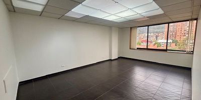 Codigo 19077. Vendo o arriendo oficina en el exclusivo Edificio Oikos del Lago II, con un área construida de 275 m², ideal para empresas que buscan amplitud, comodidad y una ubicación estratégica. La oficina cuenta con 5 baños (incluido uno privado en gerencia y 4 en pasillo para hombres y damas), 3 depósitos y 6 garajes de uso exclusivo. El edificio ofrece planta eléctrica de suplencia total, vigilancia 24 horas, tanque de reserva de agua, salón de conferencias y parqueadero para visitantes, garantizando seguridad y funcionalidad.