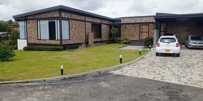 Se arrienda o vende  casa ubicada en un exclusivo sector a las afueras de El Retiro, dentro de una unidad cerrada con vigilancia permanente, rodeada de naturaleza y tranquilidad. La propiedad cuenta con senderos ecológicos y árboles frutales que brindan un entorno único y armonioso. La casa está conformada por cuatro habitaciones, cuatro baños, sala, comedor, zona de ropas independiente, cocina con gas natural y una acogedora chimenea. Cuenta además con seis parqueaderos, excelente iluminación natural y una distribución funcional en cada uno de sus espacios. Incluye una amplia terraza cubierta, ideal para disfrutar en familia o con amigos, todo dentro de un ambiente seguro y exclusivo. Una propiedad pensada para quienes valoran la comodidad, la privacidad y el contacto con la naturaleza. Contáctanos para más información y agenda tu visita. Esta es una oportunidad única para vivir o invertir en uno de los sectores más privilegiados del oriente antioqueño.