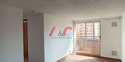 Ayc grupo inmobiliario presenta en venta este elegante y funcional apartamento en parques de san isidro, el inmueble se destaca por sus excelentes condiciones y distribución, ofreciendo, 3 habitaciones con excelente iluminación natural, 2 baño con acabados modernos, sala comedor de generosas proporciones ideal para compartir en familia, cocina integral totalmente equipada con mobiliario en perfecto estado, ventilación y luminosidad natural en todos los espacios, balcon en sala comedor, además, la propiedad goza de una ubicación estratégica, con fáciles vías de acceso y cercanía a instituciones educativas, supermercados, parques, zonas verdes, iglesias y más servicios esenciales. una excelente oportunidad para establecer tu nuevo hogar en un entorno tranquilo y cerca a la naturaleza. contáctanos para más información y agenda tu visita personalizada.