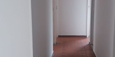 Venta de Apartamento en Torres de Comfandi 

Excelente ubicación cerca de supermercados, centros comerciales, restaurantes, panaderías  y comercio en general

El apartamento esta ubicado en un 2do piso sin ascensor y parqueadero comunitario, tiene:

Sala comedor
Cocina integral
Zona de oficios  
Habitación principal con baño
2 habitaciones,con closet 
Baño social

La unidad cuenta con zonas verdes y juegos para niños