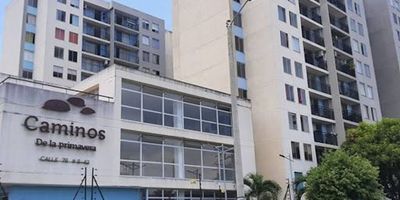 sala comedor, cocina semi integral, cuenta con dos alcobas con closet, estudio, baño privado, baño social, área de lavandería. En ares comunes piscina, vigilancia 24h,salón social, BBQ, parqueadero comunal, cercano a Centro Comercial, Hospital.