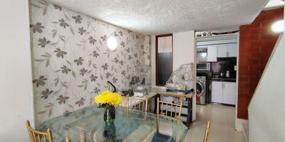 ¡Descubre la oportunidad de vivir en una espaciosa casa de 3 pisos en el corazón de Suba Compartir, diseñada para familias que valoran la comodidad y la seguridad! Esta propiedad cuenta con 4 habitaciones y 2 baños completos (uno privado), perfecta para crecer y crear recuerdos inolvidables. Disfruta de una cocina integral amplia ideal para chefs hogareños, sala-comedor para reuniones memorables, y un práctico depósito para optimizar espacios. La zona de ropas ventilada e iluminada garantiza funcionalidad, mientras que sus vistas exteriores y senderos verdes conectan con la naturaleza. La vigilancia 24/7 y áreas comunales como parque infantil y salones sociales prometen un entorno seguro y lleno de vida. El parqueadero comunal con sorteo semestral asegura equidad, y la ubicación privilegiada cerca del Parque Fontanar del Río y transporte público facilita tu movilidad. ¡Agenda tu visita hoy mismo y convierte esta casa en el hogar que siempre soñaste! Contacta a nuestro agente para recorrido presencial o virtual. ¡No dejes escapar esta joya en Suba Compartir!