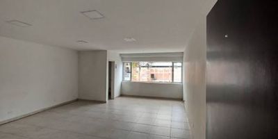 Oficina para el arrendamiento, ubicada en el sector parque de Envigado, cuenta con un área de 40 mts, 1 servicio de baño, es un espacio agradable y tranquilo, perfecto para laborar, excelente ubicación y rutas de transporte, para mayor atención comunícate con nuestras líneas de atención al cliente.
