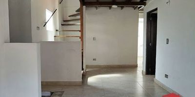 Excelente inmueble, estado, espacios, distribución, luz natural, 4 alcobas, 2 baños, salón comedor, 1 patio, 2 balcones, cerca a, colegio, universidad Medellín, transporte publico al pie, supermercados, entre otros.