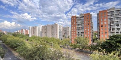 Apartamento de 84 m², ubicado en un sexto piso con ascensor, con parqueadero privado cubierto y excelente vista a los Farallones de Cali. Su distribución incluye 3 habitaciones, principal con Vestier, 2 baños, sala-comedor, estudio, balcón amplio, cocina integral con barra tipo americano, zona de oficios y pisos en cerámica. Parqueadero privado en sótano. La unidad ofrece espacios de recreación y seguridad con piscina, salón social, juegos infantiles, zonas verdes, parqueadero para visitantes y portería 24 horas. Su ubicación estratégica en el sur de Cali permite fácil acceso por la Calle 53 y Carrera 98. Cerca de centros comerciales como Jardín Plaza y La 14 de Valle del Lili; almacenes de cadena D1 y Ara; colegios como Comunidad Home School y universidades como la del Valle. Una opción ideal para quienes buscan modernidad, comodidad, ubicación y valorización en un entorno residencial y tranquilo. Agenda hoy tu cita ¡