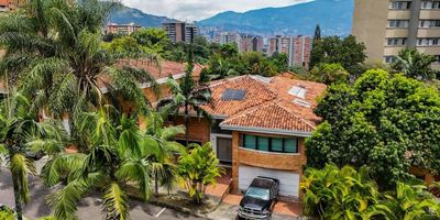 Venta de hermosa casa en Envigado, Benedictinos con un área de 623.05, 6 habitaciones, 8 baños, sala, comedor, piscina privada, jacuzzi privado, zona BBQ, sauna, vidrios y puertas blindadas.

Urbanización con vigilancia 24 horas 
