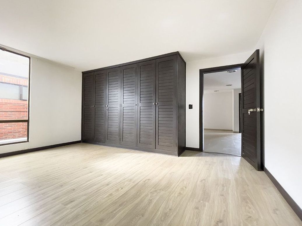Apartamento de 3 alcobas en venta en Rincon Del Chicó, Bogotá, 240 m² · foto 3 de 7
