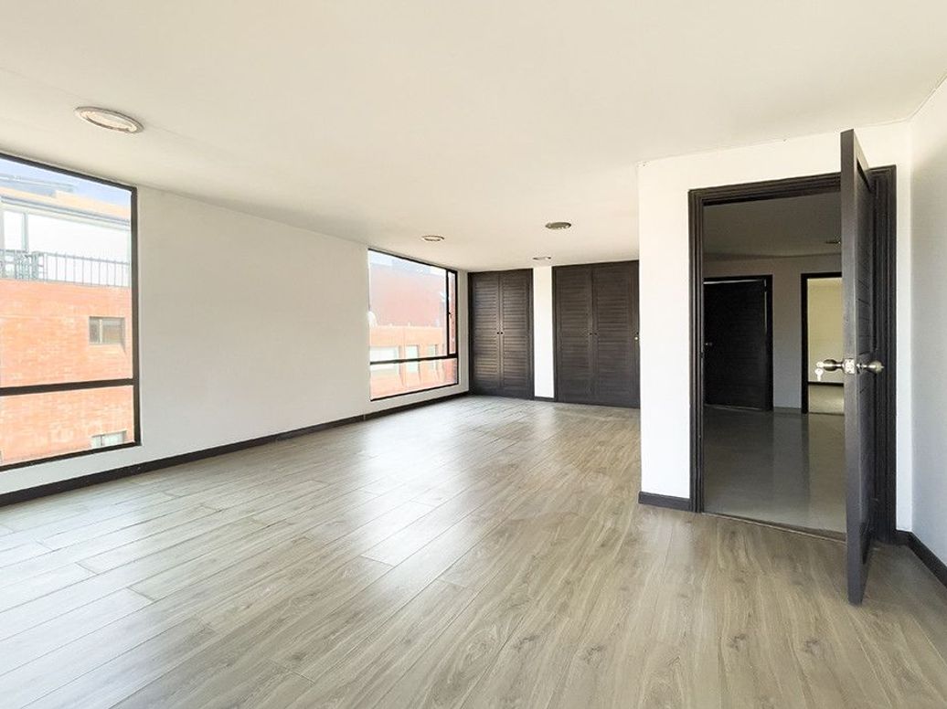 Apartamento de 3 alcobas en venta en Rincon Del Chicó, Bogotá, 240 m² · foto 4 de 7