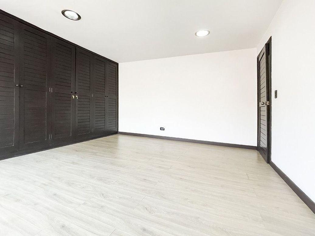Apartamento de 3 alcobas en venta en Rincon Del Chicó, Bogotá, 240 m² · foto 5 de 7