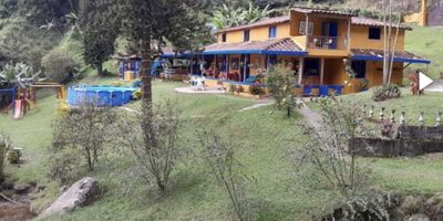 SI ESTAS BUSCANDO UNA FINCA PRODUCTIVA PARA UN PROYECTOMEDIANO CERCA A MEDELLIN ...ESTA ES TU MEJOR OPCION!
 

Ubicada a solo 25 minutos de la Variante Caldas.
Con la ventaja que el ingreso es en cualquier tipo de vehículos hasta ´pequeños.
Vereda perteneciente al Municipio de Fredonia.
Topografía mixta, ondulada quebrada
ideal para cultivo de Aguacate hass, Cafe,o producción pecuaria.
Temperatura media:Agradables  20 grados centígrados.
Altura: 1850-2000  msnm.
Tiene una casa en buenas condiciones
7 alcobas
5 Baños.
Parqueadero para 5 vehiculos.
Tiene zona de bbq
Salon con mesa de billar pool.
Portón de ingreso.
Sector seguro.
Tiene galpón bien construido.
Estrato 3.
 Abundantes recursos hídricos, pasa una quebrada por el frente de la finca.
Bosque nativo.
Pesebreras
Casa principal de 2 pisos.
Piscina
 Lote de terreno de 42 hectáreas ideal para reforestación.
El propietario garantiza la tradición del inmueble.
Consulteme para mas detalles.