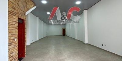 Se arrienda amplia bodega ideal para almacenamiento, logística o actividades comerciales que requieran un espacio versátil y bien distribuido. Altura de dos niveles, perfecta para maximizar el espacio y facilitar la organización de inventario o maquinaria, dos baños funcionales, lo que brinda mayor comodidad para el personal o visitantes, espacio amplio para almacenamiento, ideal para guardar herramientas, productos, materiales o mercancías, servicios de agua y luz completamente independientes, lo que permite un control total sobre el consumo y la gestión operativa, ubicacion en zona de fácil acceso, esta bodega es una excelente oportunidad para empresas o emprendedores que buscan una solución de almacenamiento eficiente y segura.