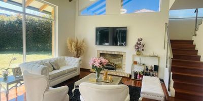 Codigo 19080. ¡Bienvenidos a la oportunidad de adquirir un hogar excepcional en La Calera! Esta residencia moderna y sofisticada ofrece una iluminación inigualable que realza cada espacio. La sala-comedor cuenta con chimenea, mientras que la pérgola con sala-comedor y BBQ extiende la zona social hacia un amplio jardín, perfectamente utilizable en un terreno plano al 100%. La cocina abierta, zona de ropas, dos parqueaderos cubiertos y tres descubiertos añaden conveniencia. Con un estudio o cuarta habitación con baño completo, junto a tres habitaciones con baño privado (la principal con vestier), cada detalle está pensado para el confort. Además, una terraza ofrece una vista incomparable. La propiedad cuenta con 182 m2 de área interna y una pérgola de 38 m2. ¡Aproveche esta oportunidad única, actualmente con leasing a una tasa menor al 8%, ideal para mantener condiciones favorables de financiamiento!