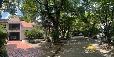 Casa de dos pisos, excelentes acabados, jardín interior con fuente. Cubierta totalmente renovada