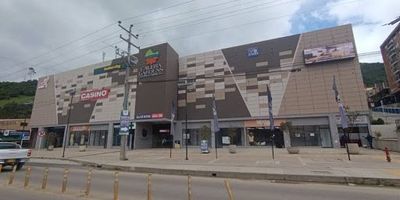 Local en arriendo centro comercial ccentro comercial calera. cuenta con 35 mts de un nivel, ofrece un ambiente ideal, con iluminación y ventilación natural. dispone area de oficina y recepción,dos baños comunales, pisos en ceramica, no cuenta con restricciones de uso. El inmueble se ubica esquinero diagonal a zona de comida. ubicado y sobre vía la cual goza de un excelente flujo de personas. sus vías de acceso son por la carrera dos y calle novena a. perfecto para quienes buscan visibilidad y comodidad en una zona comercial dinámica. ¡contáctanos para más detalles para mayor información comuníquese con el ejecutivo comercial carlos medina al celular o whatsapp 3165290113, a su correo electrónico carlos.medinainmobiliariasaliadas.com