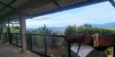 Vendo finca en Anapoima Cundinamarca vía mesitas del colegio, a la vereda panamá, a 20 minutos del  pueblo de Anapoima, consta de una casa de 200 metros con sala amplia cocina de mesón, tres habitaciones sin closet, tres baños balcón en contorno con mirador hacia Anapoima y zona montañosa de mesa de yeguas, también Cuenta con un apartamento independiente de una habitación, sala comedor, baño, cocina y zona de ropas, aparte tiene 6 pesebreras para caballos y bodega de almacenamiento cuenta con 3 tanques de agua de 2000 litros para el agua del acueducto que suministra el triunfo y tanque de agua lluvia de 2.000 metros y tanques de agua para pesebreras de 500 litros, tiene un kiosco con cocina tipo mirador, cochera para 6 marranos y corral para pollos de engorde, cuenta con arboles de mago, mangas grandes de limón Taití, limón mandarino, arboles de guayaba, de guanábana, plátano y banano, todos los arboles están produciendo.