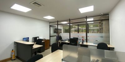 Oficina en venta ubicada en un sector de fácil acceso desde la av principal, cerca a centros comerciales, consumo y rutas de transporte público. Cuenta con piso en cerámica, 2 espacios, 1 baño, aire acondicionado central, cableado de red, techo cielo raso. Conjunto cerrado con ascensor, vigilancia, citófono, porteria de 24 horas, circuito cerrado de tv, parqueadero. Cuenta con bahía de parqueo, parkin visitantes con costo, baños comunales, planta electrica.  inmuebles sujetos a verificacion de disponibilidad
