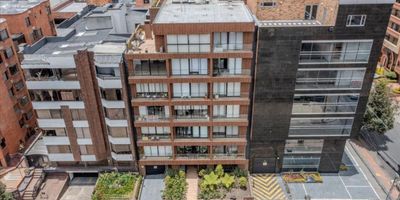 Espectacular apartaestudio tipo loft exterior en sexto piso ubicado en Chico Norte. Con un diseño moderno y multifuncional, acabados con las últimas tendencias, el apartamento cuenta con amplio balcón, espacios muy iluminados, ubicación estratégica en Chico. Edificio de 31 apartamentos, que cuenta con: Coworking, Meeting room, gimnasio semidotado, Rooftoop con chimenea a gas, BBQ, zona Pet Friendly. A pocas cuadras del Parque de 93.
