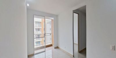 Se vende apartamento de 57 m² con vista exterior, ubicado en un octavo piso con acceso por ascensor. El inmueble cuenta con dos habitaciones, dos baños, sala-comedor, estudio, cocina integral, balcón, zona de lavandería y pisos en cerámica en todas sus áreas. El conjunto residencial ofrece espacios ideales para disfrutar en familia, como zonas verdes, zona infantil, salón social, piscina y vigilancia privada las 24 horas. Su ubicación es estratégica, cerca del Centro Comercial Bochalema Plaza, supermercados como Dollarcity, D1 y Ara, el colegio Pío Franciscano XII, la Universidad Autónoma de Occidente y paradas del MIO, con fáciles vías de acceso por la Carrera 107 y la Calle 60B. Una excelente opción para vivir con comodidad y seguridad en un sector de alta valorización.