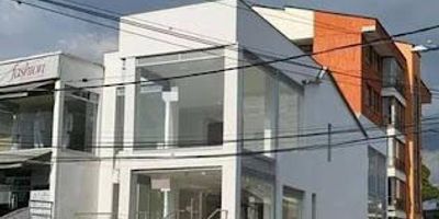 ¡El local que tu negocio necesita! Ubicación estratégica a solo una cuadra de las avenidas más concurridas de Pereira. Perfecto para atraer clientes y posicionar tu marca en una zona de alto tráfico peatonal y vehicular. Características Ventanales en ambos pisos: la mejor vitrina para tu negocio, 2 baños por piso (4 en total) Espacios amplios y funcionales.Totalmente remodelado. Ideal para oficinas, boutiques, cafeterías, salones de belleza y más ¡Una oportunidad única para hacer crecer tu negocio! Contáctanos y agenda tu visita hoy mismo. No dejes pasar esta excelente oportunidad de invertir en visibilidad y ubicación.