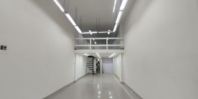 Alberto Alvarez ofrece en arriendo local comercial ubicado en el centro de Medellin, a media cuadra de la avenida oriental. con un area total de 84m2 en dos niveles, primer piso 56m2, segundo piso 28m2 tipo mezanine, local bien ubicado con red de gas, espacio abierto, 1 bano. piso porcelanato, con facilidad en vias de acceso, y todo el comercio del centro de Medellin, no pierdas esta oportunidad de potenciar tu marca en una de las mejores zonas comerciales de la ciudad, contactanos ahora y realizo tus suenos de ser un gran empresario. Valor canon de arrendamiento $6.500.000 Mas IVA 