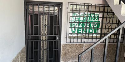 se vende casa primer piso a 10 minutos del antiguo consumo de la 80, sector con fácil acceso al parque de belén, centro comerciales , av principales 