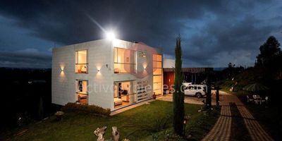Arriendo o vendo casa finca en Rionegro, con diseño arquitectónico moderno en forma de cubos, vista al valle y pueblos aledaños, a 12 minutos de aeropuerto José María Córdova y 20 minutos de Marinilla, sistema de paneles solares que permite incluso venta de energía a operadores, ideal para los amantes de la naturaleza, 4650MT² de lote, 411 construidos, 5 alcobas, 6 baños, 3 closets, 2 vestier, sala, comedor, cocina integral, cuarto útil, jardín, amplias zonas verdes, juegos infantiles, 8 parqueaderos. Activos y Bienes, Inmobiliaria experta en administración, arrendamiento y venta de apartamentos, casas, locales, bodegas y oficinas en el Oriente Antioqueño, Medellín y toda el área Metropolitana. Información sujeta a cambios. Las imágenes de muebles, enseres, decoración, y demás elementos son una referencia.