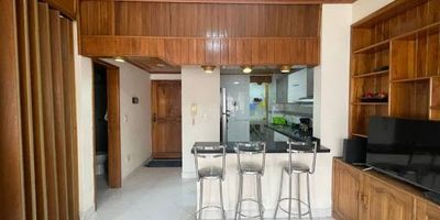 ¡Apartaestudio en renta en el corazón de Pereira! Vive con comodidad y excelente ubicación en este acogedor apartaestudio cerca al Centro Comercial Alcides Arévalo, bancos, comercio y con fácil acceso a transporte público. Características Cocina remodelada con barra americana. Alcoba que se puede independizar con puerta plegable. Closet amplio,1 baño con división en vidrio templado. Zona de ropas independiente. Gas natural. Ideal para estudiantes, profesionales o quienes buscan practicidad y cercanía a todo. Ubicación central y estratégica, perfecta para moverte por la ciudad.
¡Agenda tu visita hoy mismo y descubre tu próximo espacio!