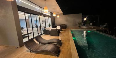 Finca moderna en venta, Lago Calima Darién, condominio privado con espectacular vista al lago, lote de 2500 mts2, casa moderna de 350 mts2 en una sola planta con 4 habitaciones y 5 baños, piscina infinita con vista al lago, muelle privado, fogata artificial, parqueadero para 12 carros, cocina integral moderna, acceso por calle, condominio y desde el lago