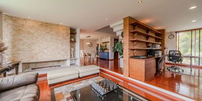 Disfruta de un diseño exclusivo con un amplio patio interior que cuenta con pérgola, zona BBQ y comedor auxiliar. En el Primer Nivel: Sala y comedor en ambientes independientes. Amplio estudio, ideal para oficina en casa o espacio de lectura. Cocina integral con barra americana. Tres parqueaderos, con dos depósitos para mayor organización. Alcoba y baño de servicio, junto a una práctica zona de ropas.
En el segundo Nivel: Tres habitaciones, dos con baño privado y uno en común para el máximo confort de tu familia. Sala de TV para compartir momentos especiales. Habitación principal con balcón privado y walk-in closet, un refugio de tranquilidad y estilo.
Amenidades del Condominio: Club house con piscinas, sauna y baño turco para tu bienestar. Gimnasio equipado para mantener tu salud y energía. Canchas de tenis y fútbol para los amantes del deporte. Senderos peatonales para paseos y actividades al aire libre. Salones sociales para eventos y celebraciones.