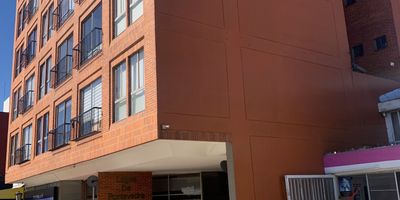 Cód 191 Hermoso aparta estudio duplex en el barrio Pontevedra frente a la 116 cerca a zonas comerciales y parques Este apartamento consta
1 piso  sala, comedor, baño social, cocina, zona de ropa.
2 piso  habitación y 1 baño vista exterior
El apartamento cuenta con parqueadero cubierto, vigilancia 24 horas,
Contáctanos y agenda cita en este espectacular apartamento.