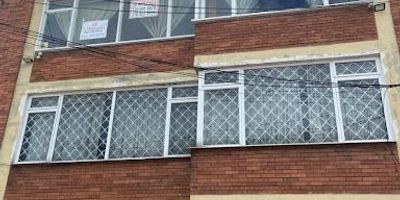 Arrienda amplio y luminoso apartamento en Chapinero,  con un area de 135 metros2, este inmueble ubicado en un tercer piso ofrece un ambiente acogedor y funcional con sala-comedor en un solo espacio, tre habitaciones, estudio, dos baños, cocina integral con estufa y calentador a gas, zona de ropas y pisos laminados. Gracias a su excelente iluminación natural y vista exterior, es ideal para familias o quienes buscan confort y ubicación. Está en una zona residencial tranquila, cerca de centros comerciales como Galerías, Plaza 63 y Avenida Chile, con acceso a importantes vías como la Calle 63, Carrera 30, Avenida Caracas y NQS, además de estar bien conectado con TransMilenio y SITP. Dirección Cra 18 63-57 Apto 301. ¡Una excelente opción para vivir en el corazón de Bogotá! para más información comuníquese con el ejecutivo comercial Daniel Torres al celular o  whatssap 3150773642 o al correo daniel.torresinmobiliariasaliadas.com