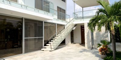 Cód 215 830 millones a puerta cerrada Descubre el confort y la paz en uno de los sectores más exclusivos de Girardot, viviendo en un condominio lleno de seguridad, naturaleza, confort y amenidades como iglesia, piscina, gimnasio, cancha de tenis y de futbol. Esta hermosa casa cuenta un amplios espacios, recibidos por una piscina privada la cual cuenta con privacidad por medio de una cerca viva, ingresando a la sala con ventanales de techo a piso, con una excelente ventilación e iluminación, cocina abierta, habitación de visitantes, zona de ropas y baño social. En la segunda planta nos encontramos con 3 habitaciones con baño privado sumado a una hermosa zona BBQ. No pierdas esta excelente oportunidad, escríbenos