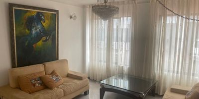 venta amplia y luminosa casa en la exclusiva unidad cerrada Quintas de Don Simón, Cali, con 5 alcobas, cuarto principal con Vestier , salón para oficina ,  5 baños, cocina integral , cuarto de servicio, patio,  ventilada, 2 parqueaderos y excelente distribución. La unidad ofrece piscina, canchas múltiples, juegos infantiles, gimnasio y seguridad 24 horas. Su ubicación es inmejorable, rodeada de parques, supermercados y con fáciles vías de ingreso y salida, ideal para disfrutar de comodidad, tranquilidad y calidad de vida.