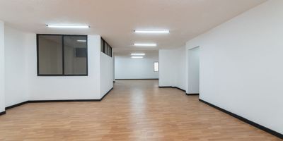 Se vende amplia y moderna oficina ubicada en el segundo piso de el edificio el almirante en el tradicional barrio Versalles, una zona reconocida por su ambiente corporativo, central y de fácil acceso.
El inmueble cuenta con 100 m² distribuidos en un concepto de espacios abiertos, ideales para adaptar según las necesidades de tu equipo o empresa.
Características destacadas:
Oficina totalmente remodelada, lista para estrenar.
2 baños, lo que brinda comodidad para el personal.
Cocineta funcional, perfecta para el uso diario.
Ubicada en un sector estratégico, cerca de vías principales, bancos, clínicas, restaurantes y estaciones del MIO.
Ideal para empresas, agencias, consultorios o profesionales que buscan una ubicación privilegiada con un espacio moderno y versátil.
