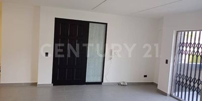 Arriendo Casa para Oficinas sobre la Avenida 80 en Laureles
Se arrienda una amplia y funcional casa de aproximadamente 200 metros cuadrados, perfectamente adaptada para uso comercial. Su ubicación privilegiada sobre la Avenida 80, diagonal al Centro Comercial Viva Laureles, garantiza una alta visibilidad y un fácil acceso para clientes y empleados.
La propiedad cuenta con una distribución ideal para cualquier tipo de negocio. Dispone de cuatro espacios que pueden ser usados como oficinas privadas, dos salones amplios perfectos para áreas de trabajo colaborativo o salas de reuniones, cuatro baños, una cocineta y un balcón.
Su entorno ofrece una gran facilidad para el acceso a transporte público, supermercados, restaurantes y parques, lo que la convierte en una opción cómoda y estratégica para tu empresa.
Esta casa es ideal para oficinas administrativas, centros de servicios o un espacio de coworking. Es una oportunidad inmejorable para establecer tu negocio en una de las zonas más dinámicas de la ciudad.