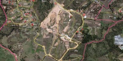¡Inversión Estratégica: Lote de 11 Hectáreas en Guarne, Ideal para Desarrollo Campestre!
Atención desarrolladores e inversionistas: ¡Descubran un lienzo en blanco para un proyecto de gran envergadura en la zona de mayor crecimiento del Oriente Antioqueño!
Se vende un excepcional lote de 110.000 m² (11 hectáreas) en la prestigiosa Vereda Las Toldas, Guarne. Su ubicación es insuperable, con fácil acceso a la Autopista Medellín-Bogotá, lo que garantiza una conexión fluida y rápida con las principales arterias de la región.
Este terreno es perfecto para el desarrollo de un condominio o proyecto de vivienda campestre de alta gama, con la posibilidad de integrar una zona de servicios (mall o centro comercial) para satisfacer todas las necesidades de sus residentes.
Beneficios Clave para su Inversión:
•	Conectividad sin igual: Cerca de los municipios del Oriente, el Aeropuerto Internacional JMC y los "puertos secos" de la zona, asegurando una alta demanda.
•	Cercanía a Medellín: A poca distancia de la ciudad, combina la tranquilidad del campo con la comodidad urbana.
•	Zona de expansión: Guarne está en constante desarrollo, lo que garantiza una valorización exponencial de su inversión a corto y mediano plazo.
Este lote no es solo tierra, es una oportunidad para crear un estilo de vida exclusivo en un entorno natural y estratégico. ¡El momento de invertir en el futuro del Oriente Antioqueño es ahora!